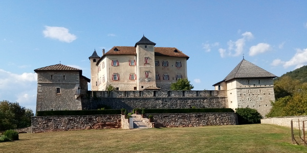 vista laterale del Castel Thun